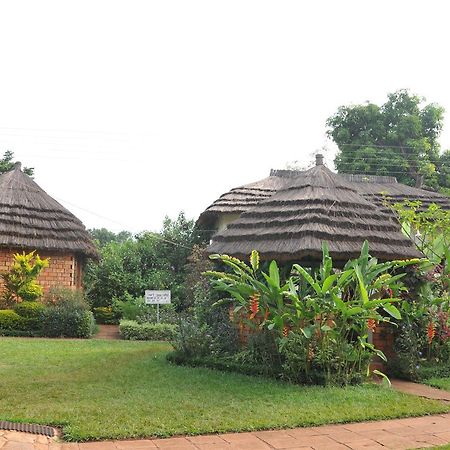 New Court View Hotel Masindi Luaran gambar