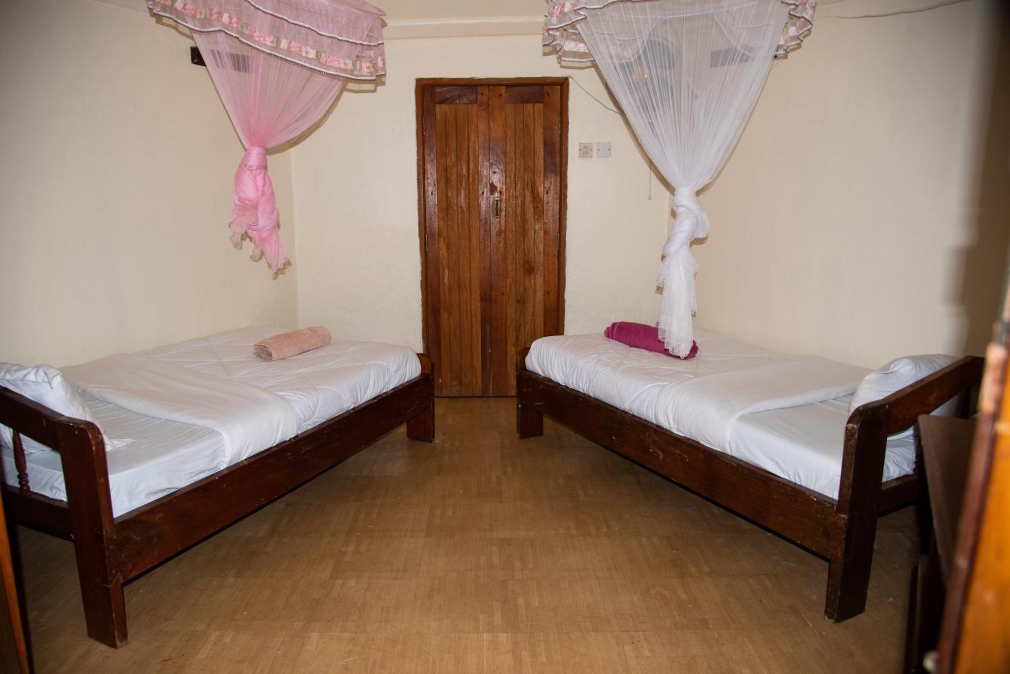 New Court View Hotel Masindi Luaran gambar