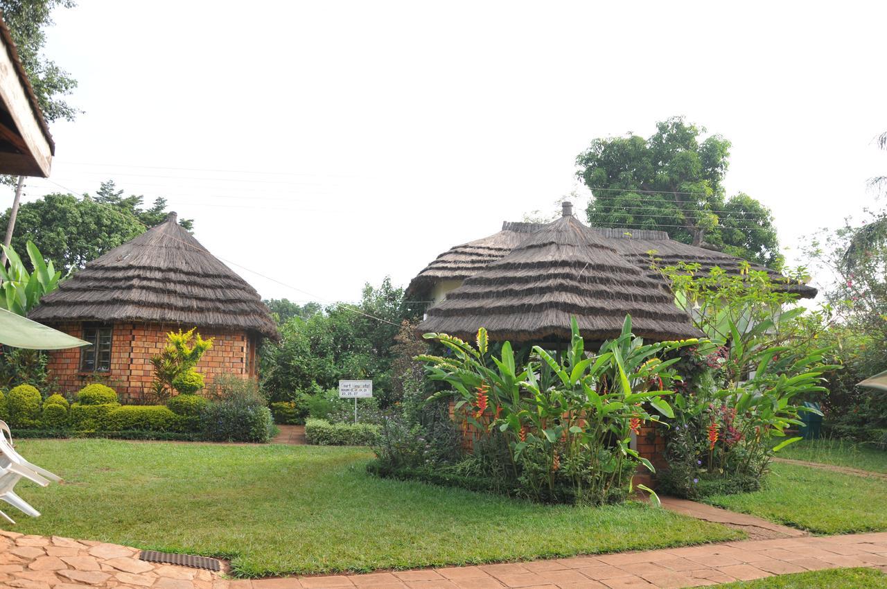 New Court View Hotel Masindi Luaran gambar